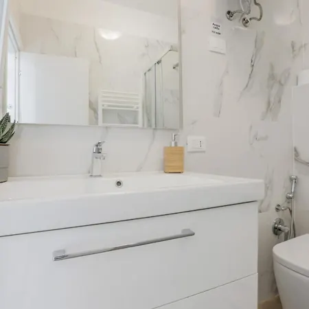 Daire Corso Como-bosco Verticale Con Balcone Milano