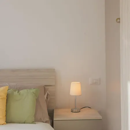 Corso Como-bosco Verticale Con Balcone Milano