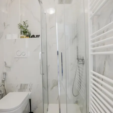 Daire Corso Como-bosco Verticale Con Balcone *