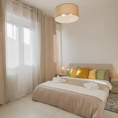 Daire Corso Como-bosco Verticale Con Balcone Milano