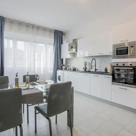 Corso Como-bosco Verticale Con Balcone Daire Milano